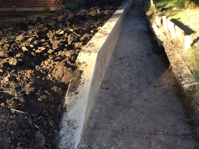 Poured concrete retaining wall